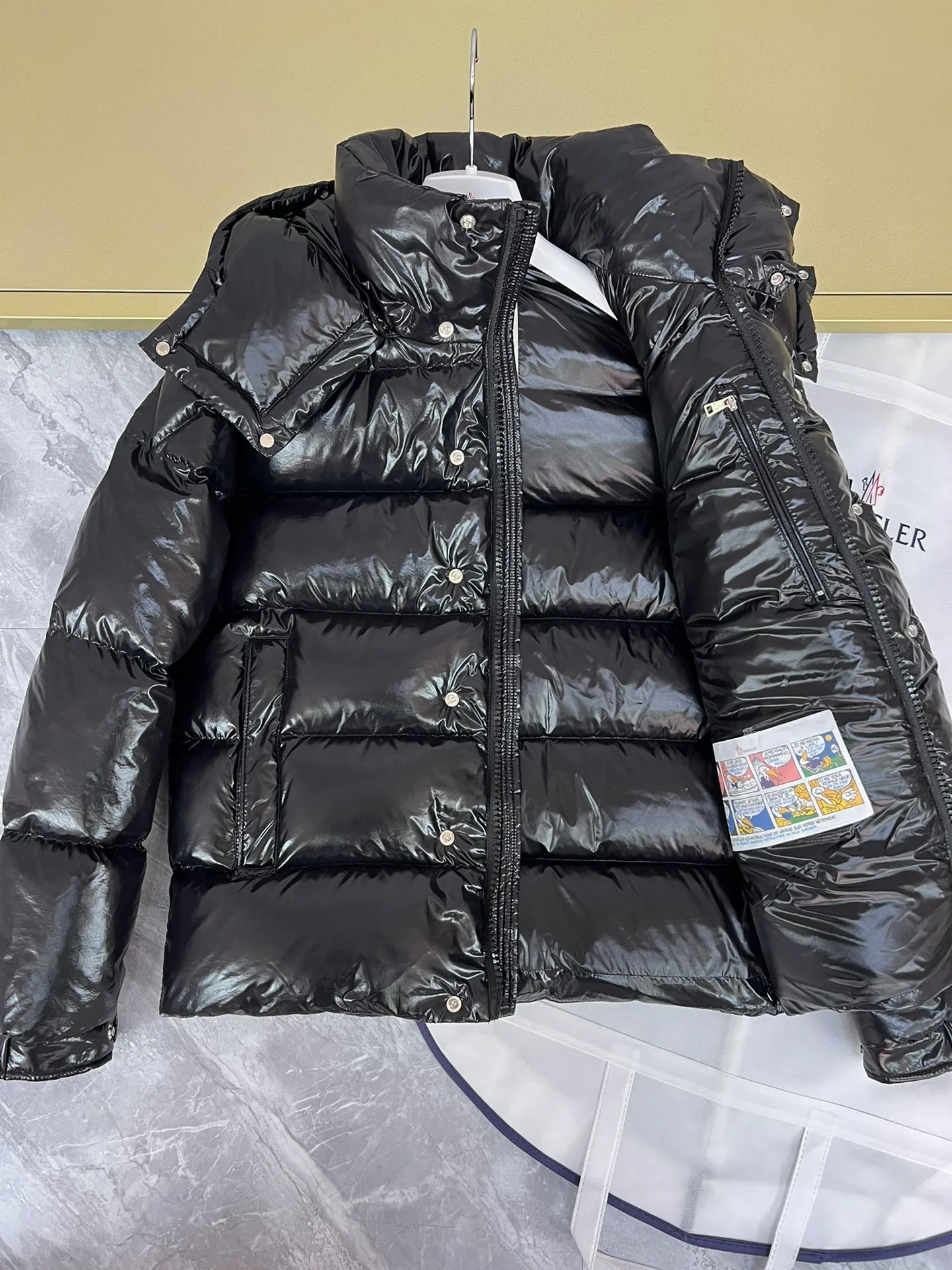 P390 Moncler/ 2026 70 、 。 DNA ， ， 。 Classic ， 、 。 Classic 70 。 Quality， 90 ，Premium Quality ， ，Black ！ Sizes M-3XL